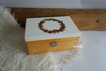 Dřevěná bedýnka s vyřezaným věnečkem