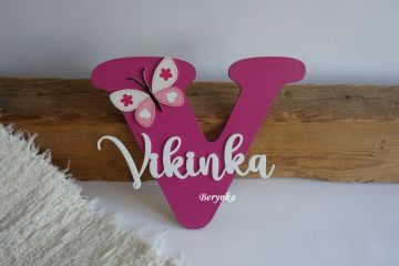 Dřevěné písmeno se jménem a motýlkem