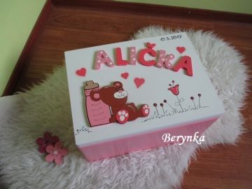 Dřevěná bedýnka s medvídkem s lahvičkou - v různých barvách pro holky