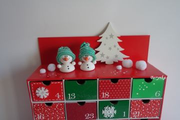 Adventní kalendář červeno-zlatý s mašinkou