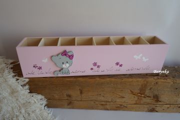 Dřevěný stojánek na tužky s koťátkem