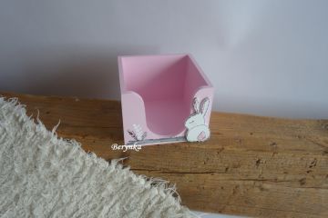 Krabička na poznámkové bločky se zajíčkem v trávě