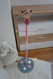 Věšák - němý sluha s holčičkou