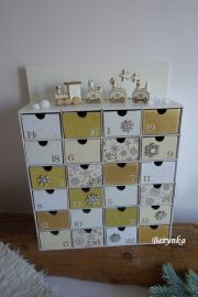 Adventní kalendář bílo-zlatý s mašinkou