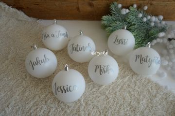 Vánoční baňky s textem na přání - bílé se stříbrným nápisem
