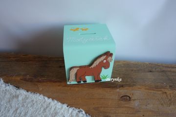 Dřevěná pokladnička s koníkem