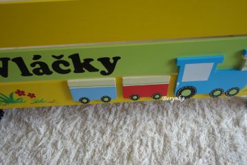 Dřevěná bedýnka na hračky