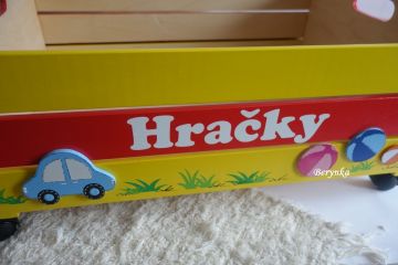 Dřevěná bedýnka na hračky