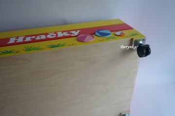Dřevěná bedýnka na hračky