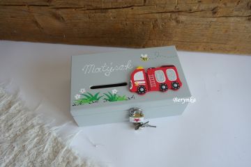 Dřevěná pokladnička s hasičským autem