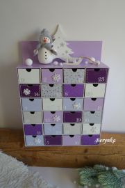 Adventní kalendář fialový se sněhulákem