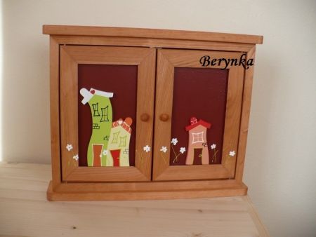 Dřevěná skříňka na klíče s domečky