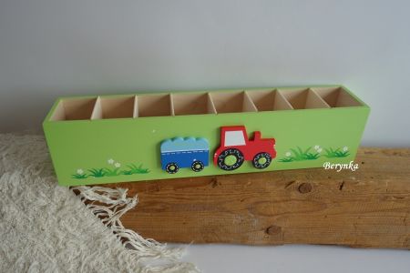 Dřevěný stojánek na tužky s traktorem