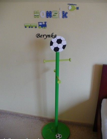 Věšák - němý sluha s fotbalovým míčem