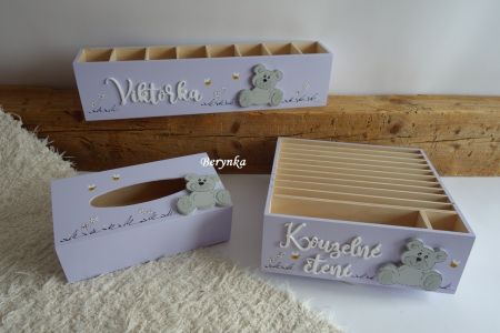 Dekorace v pudrově růžové barvě - fialové s medvídkem