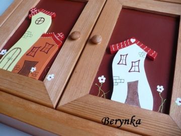 Dřevěná skříňka na klíče s domečky
