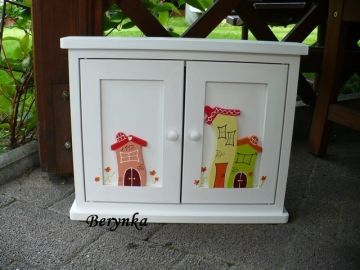 Dřevěná skříňka na klíče s domečky