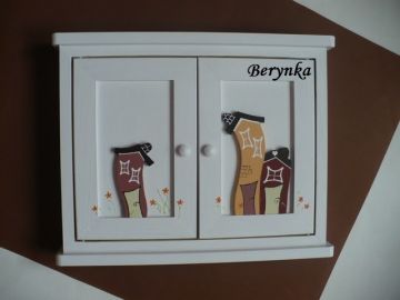 Dřevěná skříňka na klíče s domečky