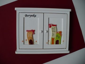 Dřevěná skříňka na klíče s domečky