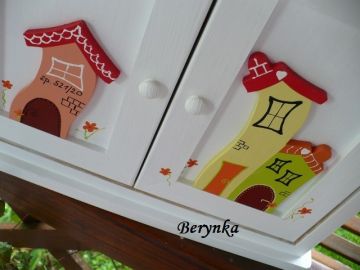 Dřevěná skříňka na klíče s domečky