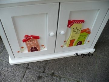 Dřevěná skříňka na klíče s domečky