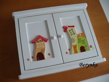 Dřevěná skříňka na klíče s domečky