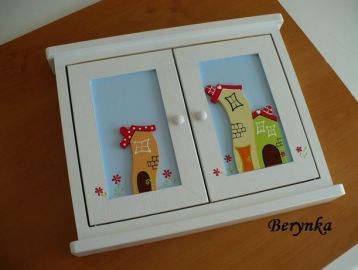 Dřevěná skříňka na klíče s domečky