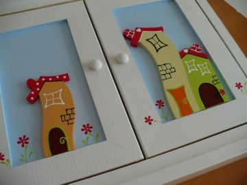 Dřevěná skříňka na klíče s domečky