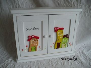 Dřevěná skříňka na klíče s domečky