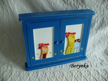 Dřevěná skříňka na klíče s domečky