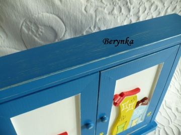 Dřevěná skříňka na klíče s domečky