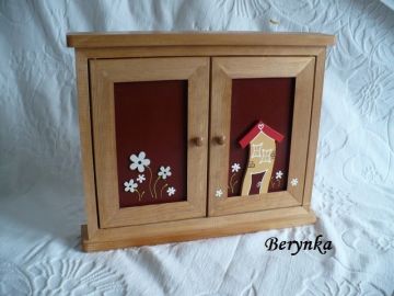 Dřevěná skříňka na klíče s domečky