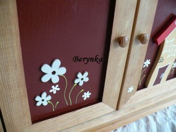 Dřevěná skříňka na klíče s domečky