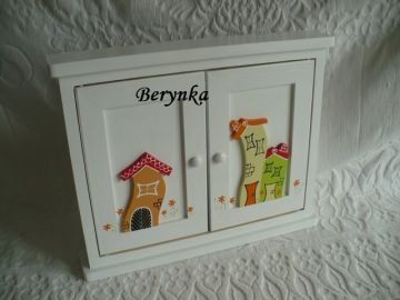 Dřevěná skříňka na klíče s domečky