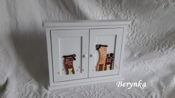 Dřevěná skříňka na klíče s domečky
