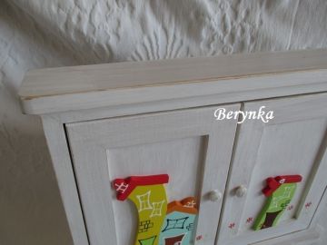 Dřevěná skříňka na klíče s domečky