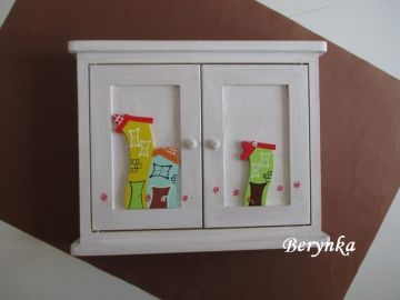 Dřevěná skříňka na klíče s domečky