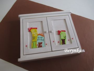 Dřevěná skříňka na klíče s domečky