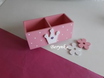 Dřevěný stojánek na tužky s korunkou