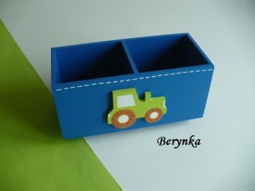 Dřevěný stojánek na tužky s traktorem