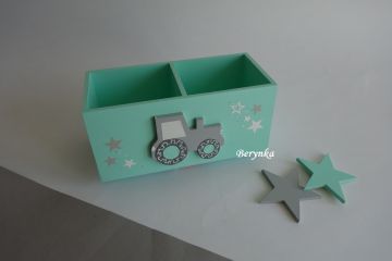 Dřevěný stojánek na tužky s traktorem