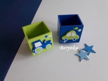 Dřevěný stojánek na tužky s traktorem