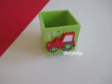 Dřevěný stojánek na tužky s traktorem