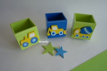 Dřevěný stojánek na tužky s traktorem