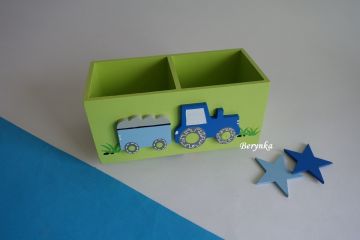 Dřevěný stojánek na tužky s traktorem