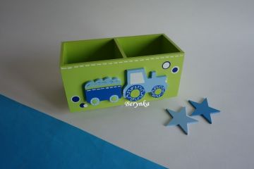 Dřevěný stojánek na tužky s traktorem