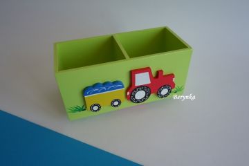 Dřevěný stojánek na tužky s traktorem