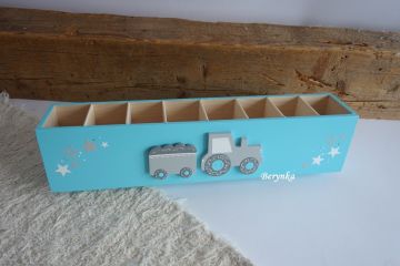 Dřevěný stojánek na tužky s traktorem