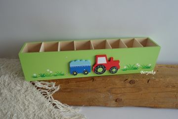 Dřevěný stojánek na tužky s traktorem