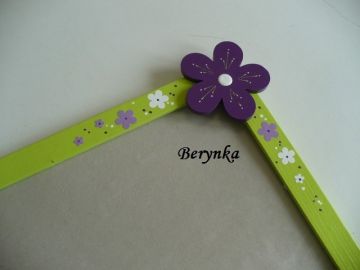 Dřevěný fotorámeček s kytičkou